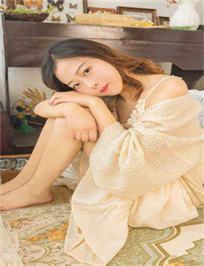 《拜托了老师-女主播直播时与大黄狗互动》